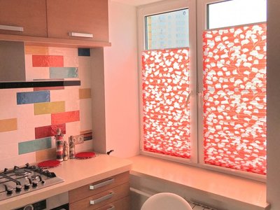 Готовые шторы: Красные плиссе на кухне