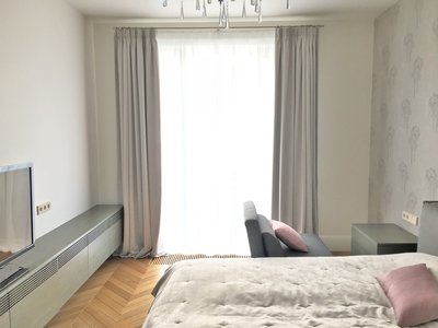 Дизайнерские шторы: Современные белые шторы-blackout в спальне