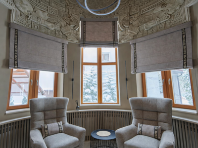 Фото штор: Римские шторы в гостиной частного дома, Челобитьевское шоссе