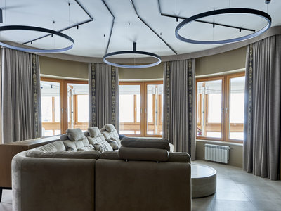 Готовые шторы: Декоративные портьеры на заказ в гостиной частного дома, Челобитьевское шоссе