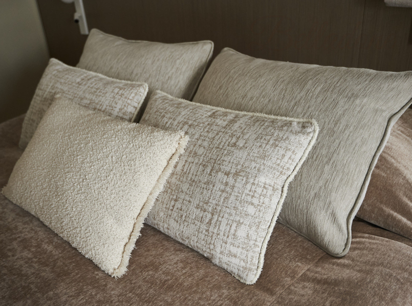 Оформление спальни и кухни частного дома шторами и подушками, Челобитьевское шоссе