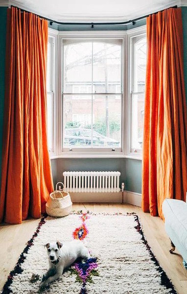 Шторы для эркера на заказ в Москве от салона Belladone - качественный пошив дизайнерских штор для эркера.