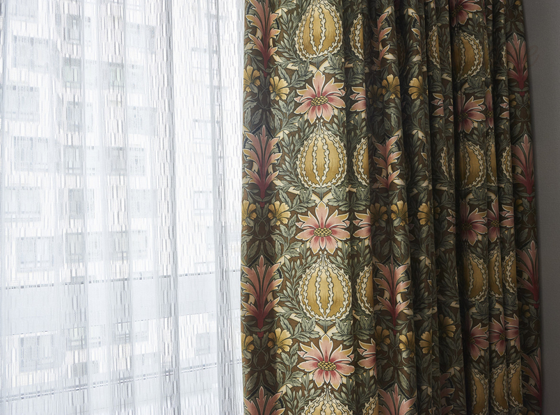 Оформление окон шторами под заказ в квартире на ул. Эйнштейна