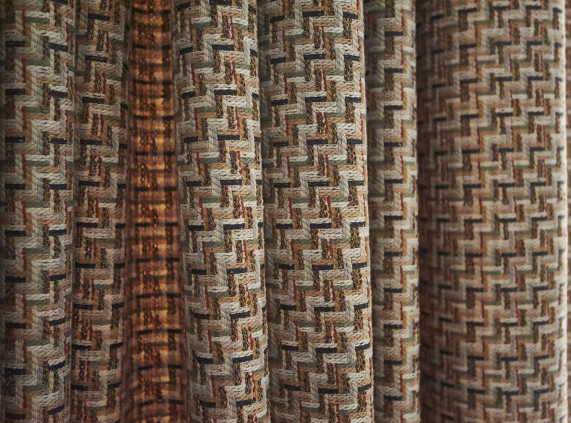 Оформление окон шторами под заказ в квартире на ул. Эйнштейна