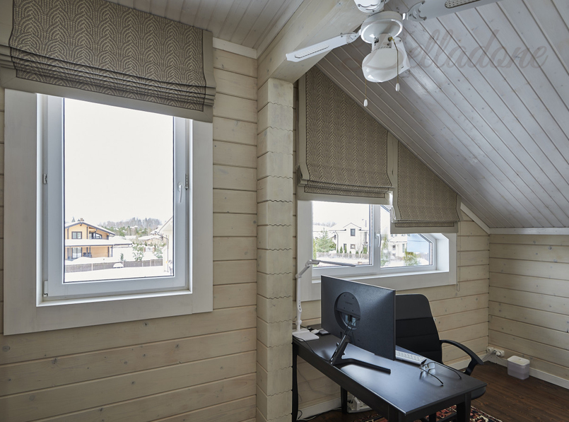 Оформление 2 этажа коттеджа из бруса римскими и современными шторами, КП 