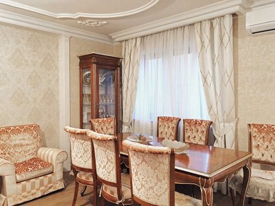 Дизайнерские шторы: ул. Николямская, Шторы в столовой в классическом интерьере