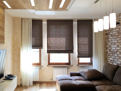 Шторы для дома: Тюль с римским шторами в гостиной-лофт, ул. Маломосковская
