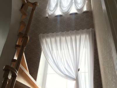 Фото штор: Тюль и австрийская штора на заказ на лестничный пролет