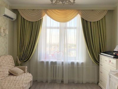 Фото штор: Салатовые шторы на заказ со свагами в гостиной