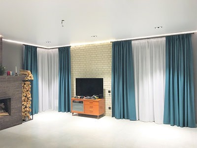 Эксклюзивные шторы: Современные шторы в гостиной коттеджа