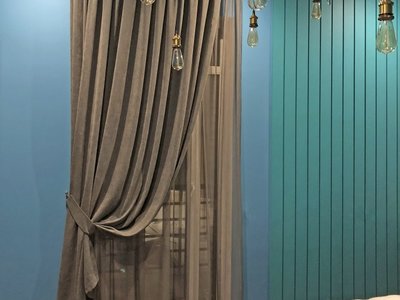 Дизайнерские шторы: Коричневая портьера и тюль в яркую комнату