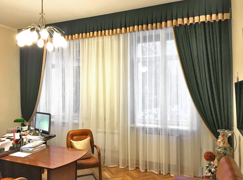 Зеленые шторы с ламбрекеном в кабинете руководителя