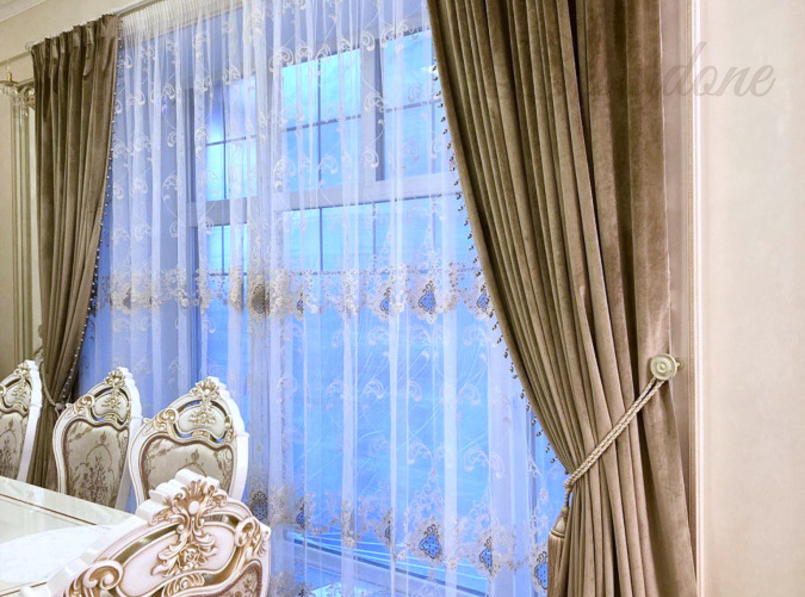 Классические бархатные шторы в гостиной частного дома, Московская область