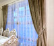 Классические бархатные шторы в гостиной частного дома, Московская область